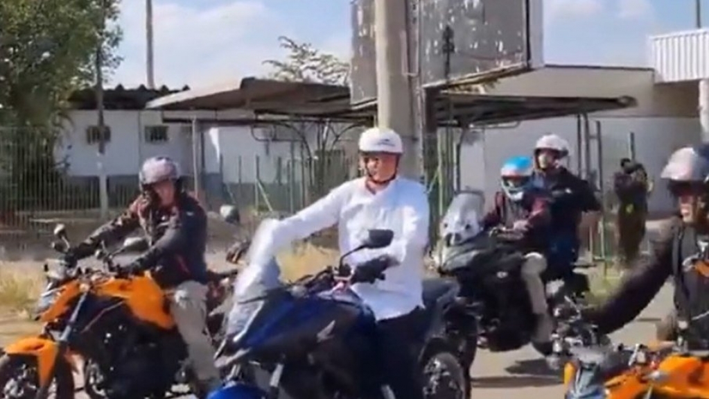 Bolsonaro faz passeio de moto em BrasÃlia, visita feira e abraça moradores Bolsonaro faz passeio de moto em BrasÃlia, visita feira e abraça moradores