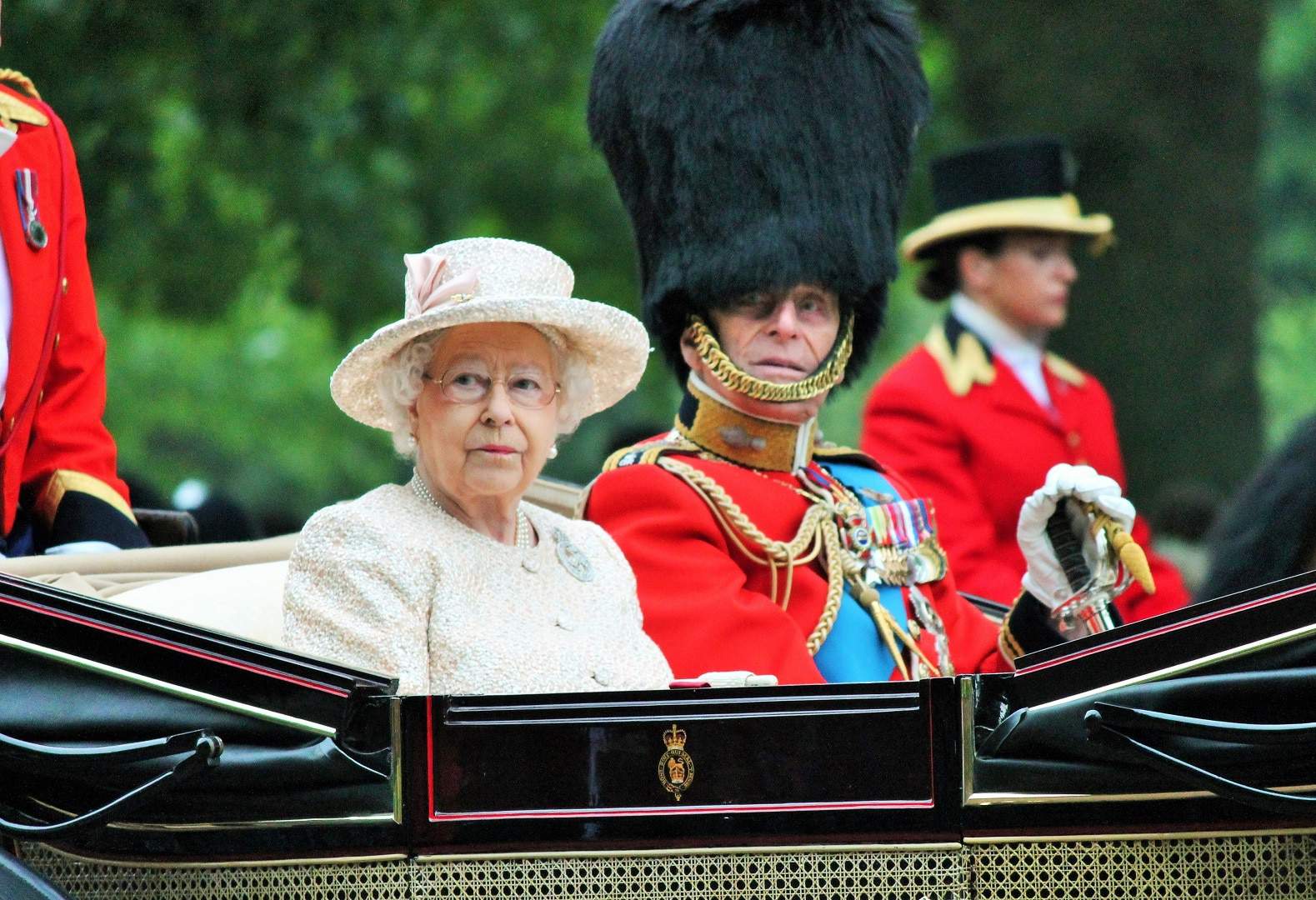 Rainha Elizabeth II e Príncipe Philip, na carruagem Aniversário da Rainha Elizabeth em 13 de Junho de 2015, em Londres. Imagem: Lorna Roberts/Shutterstock