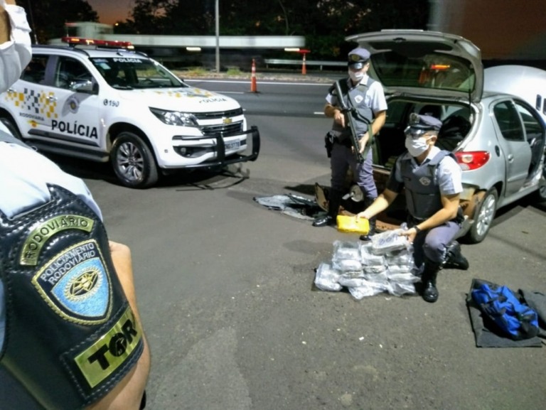 Polícia Rodoviária de Marília prende mulher com 24kg de drogas em veículo