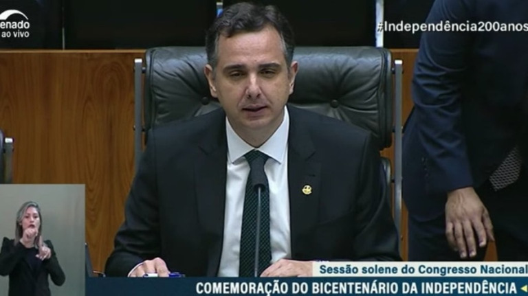 Rodrigo Pacheco dribla ameaça e é reeleito presidente do Senado