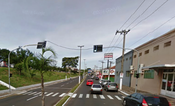 Ação pede na Justiça faixa de pedestres elevada em avenida