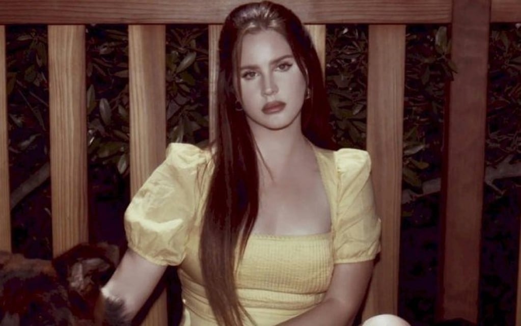 Lana Del Rey lança o esperado álbum "Blue Banisters", o oitavo de sua carreira Lana Del Rey lança o esperado álbum "Blue Banisters", o oitavo de sua carreira