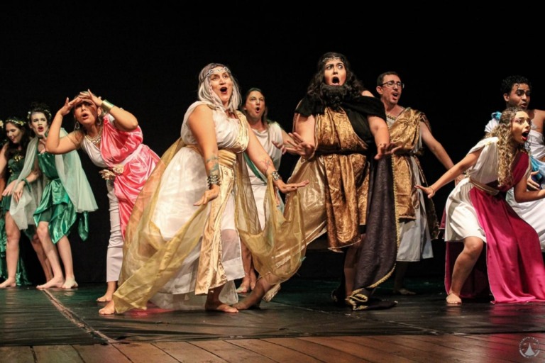 Sonho de Uma Noite de Verão leva arte, risos e encontros ao teatro neste domingo