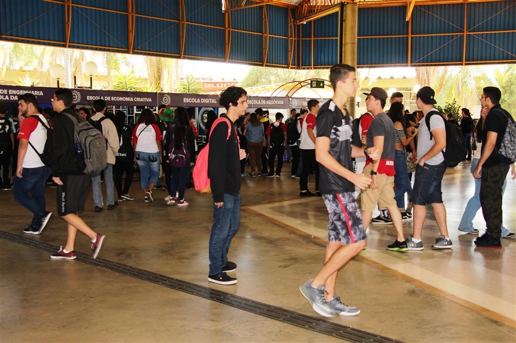 Univem abre feira de profissões para ensino médio; cursos expõem projetos