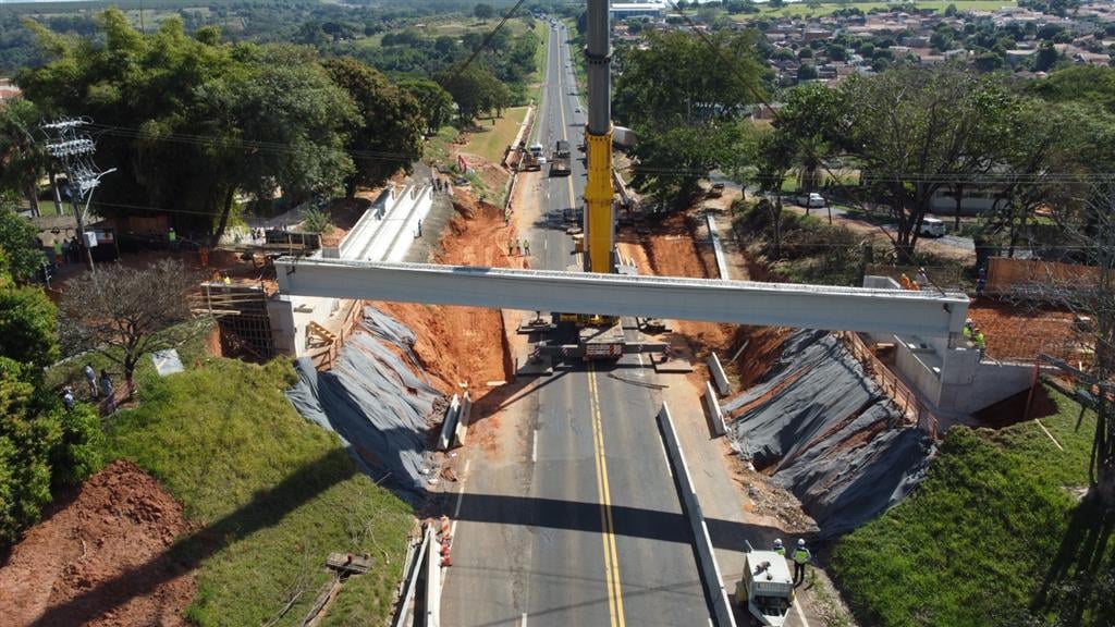 Instalação de vigas lança obra de viaduto da SP-294 em Oriente