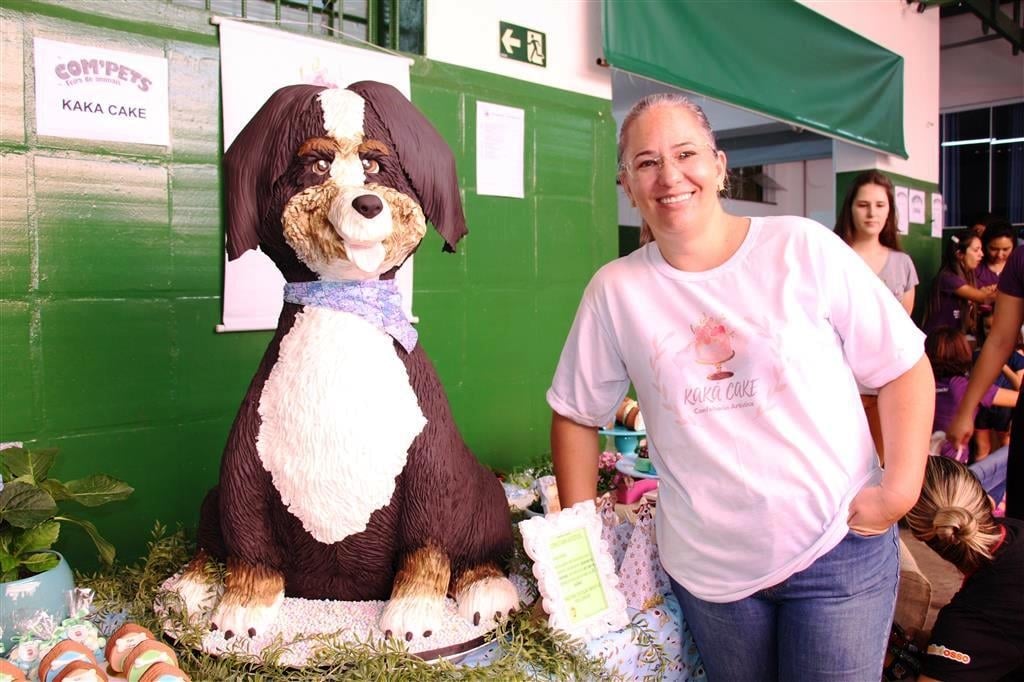 Evento Pet tem informação, adoção e ‘superbolo” em forma de cachorro