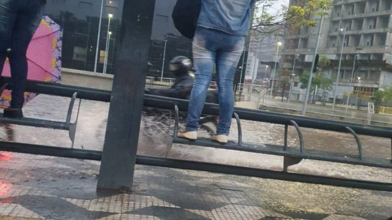 Vídeo: fortes chuvas causam alagamento na zona Sul de São Paulo