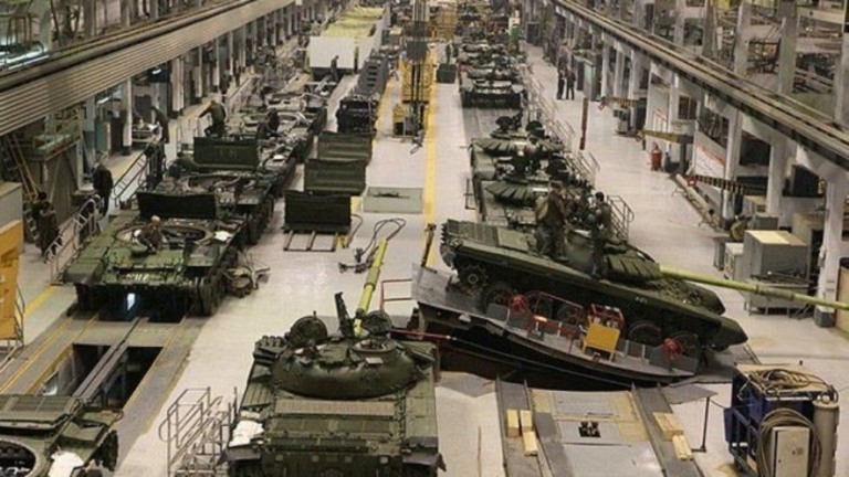 Sanções interrompem produção na maior fábrica de tanques russa