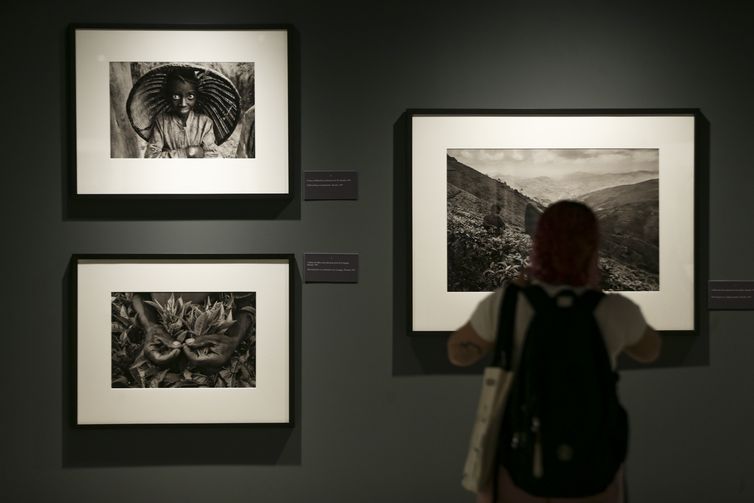 Brasília (DF), 24/08/2023 - O museu interativo SESI Lab promove a exposição Trabalhadores, de Sebastião Salgado. Construída a partir de viagens realizadas entre 1986 e 1992, Trabalhadores oferece uma espécie de arqueologia visual da Revolução Industrial, período em que o trabalho manual foi o eixo central da vivência de mulheres e homens pelo mundo. Foto: Marcelo Camargo/Agência Brasil