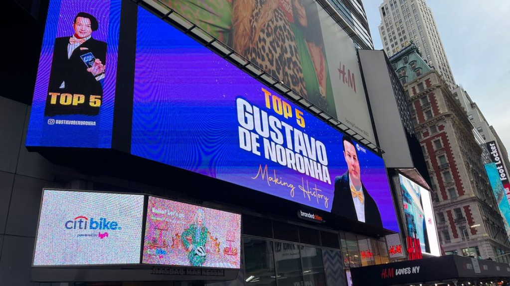 NY: Gustavo de Noronha se emociona ao se ver em telão na Times Square