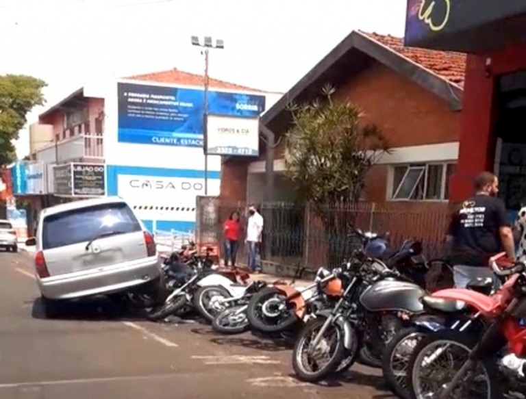 Acidente de carro com strike de motos em Assis deixa prejuízo de R$ 4 mil
