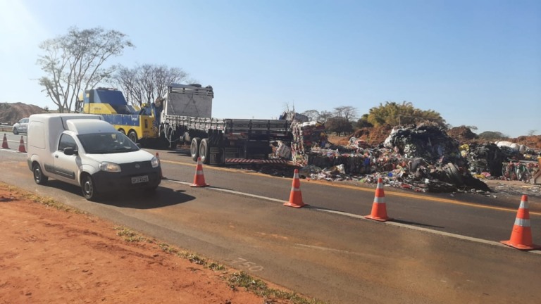 Carga de sucata tomba e interdita ponto da rodovia SP-333 em Marília