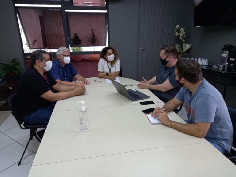 Ezequiel Santos, Orlando Costa Dias, Suéllen Rosim, Gustavo Bugalho e Patric Teixeira em reunião neste domingo – Divulgação