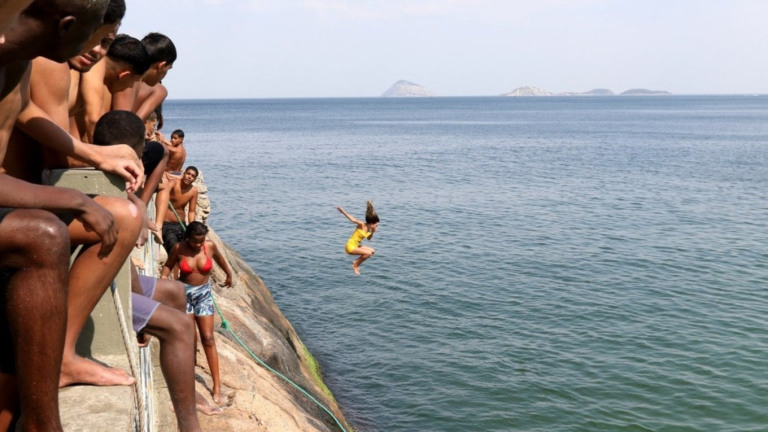 Tânia Rêgo/Agência Brasil – 24.08.2023 Cariocas se refrescam na praia do Leme em meio a forte onda de calor