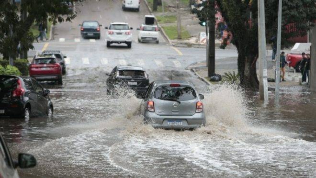 Tempestade deixa prejuízos no Paraná e pode chegar à região de Marília