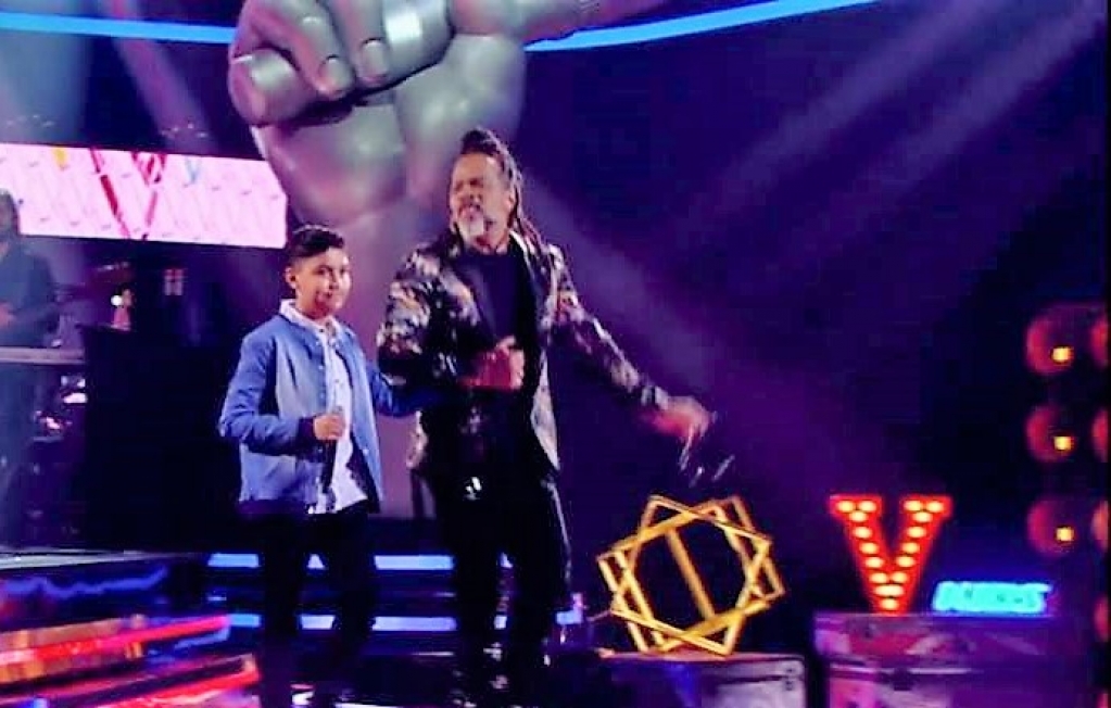 Daniel arthur cpm Carlinhos Brown durante apresentação no The Voice Kids