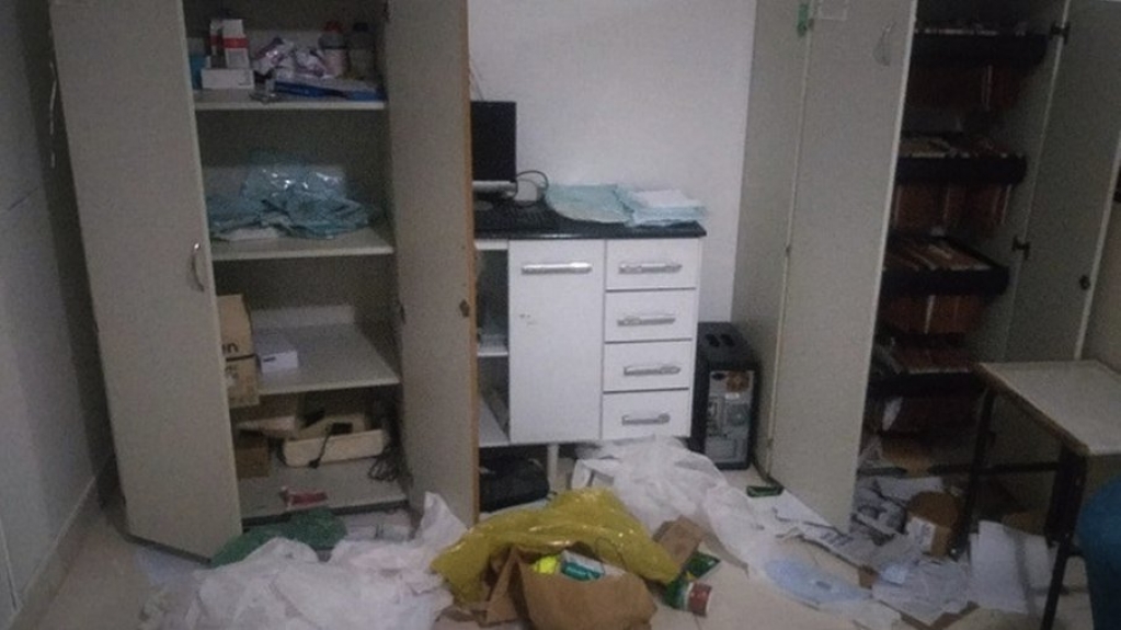 Homem é espancado e amarrado a fios elétricos após conhecer duas mulheres em bar Homem é espancado e amarrado a fios elétricos após conhecer duas mulheres em bar