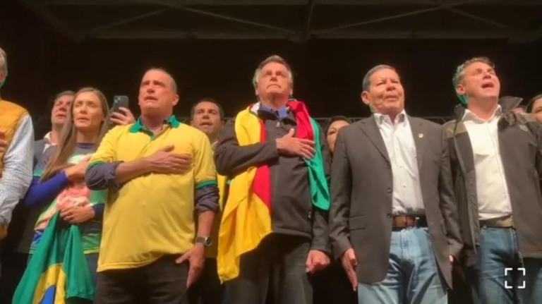 Bolsonaro ataca Lula e volta a colocar urnas em xeque no RS