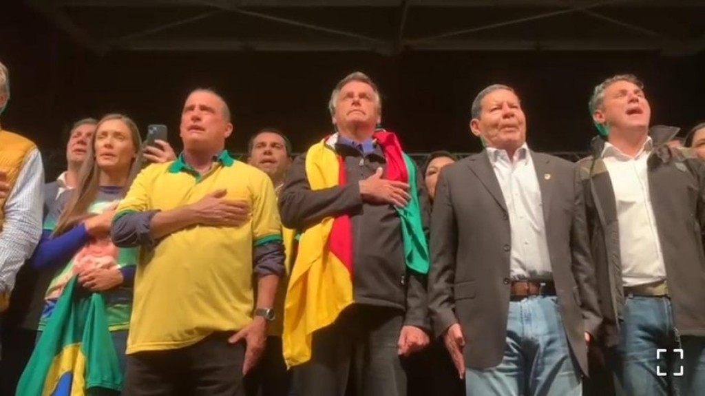 Bolsonaro ataca Lula e volta a colocar urnas em xeque no RS