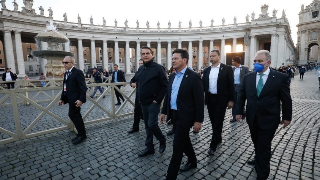 Sem provas, Bolsonaro acusa Lula de ter relações com narcotraficantes