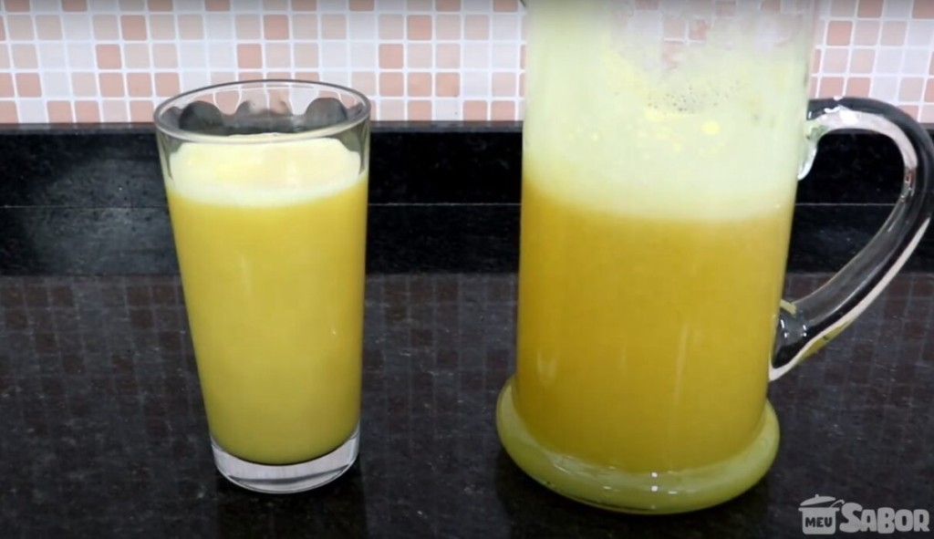 Suco maravilhoso e bem refrescante feito da poupa da fruta do maracujá!