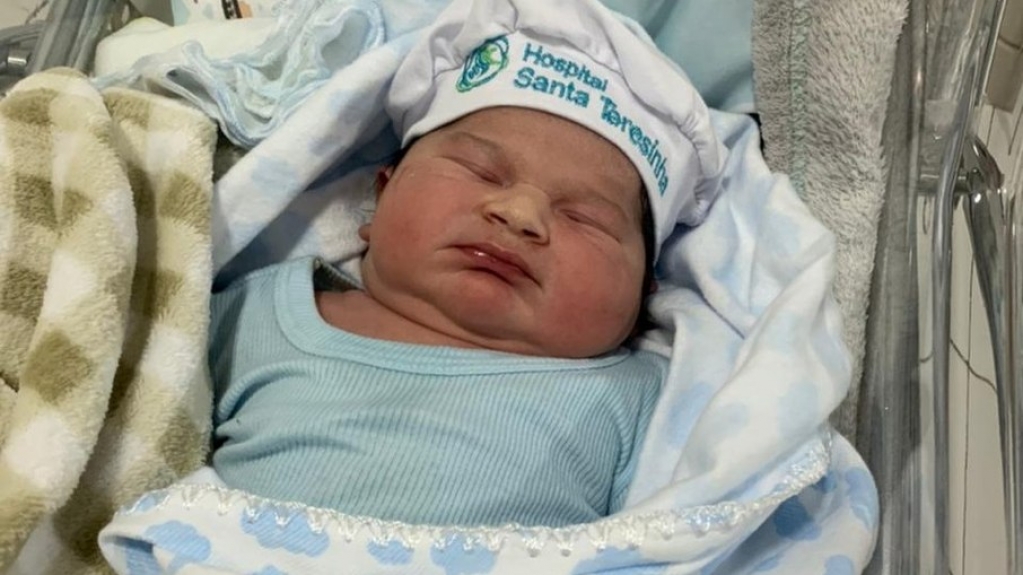 Bebê nasce com 5,3 quilos e é apelidado de "superbebê"