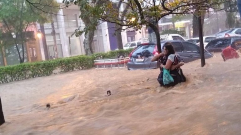 Vídeo: chuva forte causa inundações e arrasta carros em Petrópolis