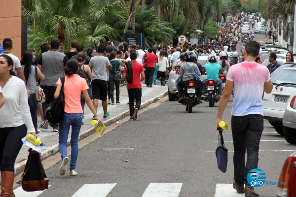 Candidatos chegam a local de prova do Enem em Marília