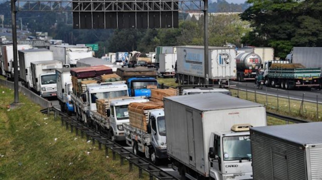 Greve dos caminhoneiros começa sem bloqueios em estradas e com baixa adesão