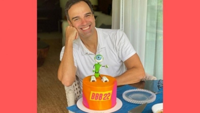 Tadeu Schmidt comemora 1 mês de 'BBB 22' com bolo temático