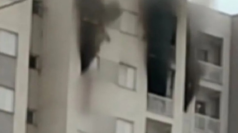 Vídeo: homem cai de prédio e morre após tentar escapar de incêndio