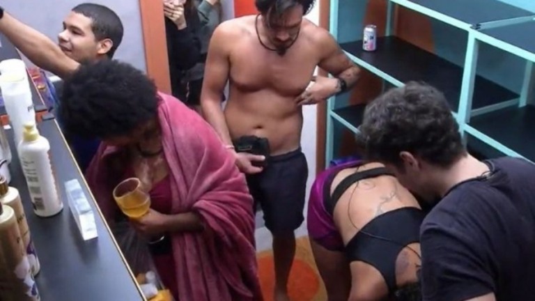 'BBB 22': Lucas é advertido pela produção e devolve produtos que pegou