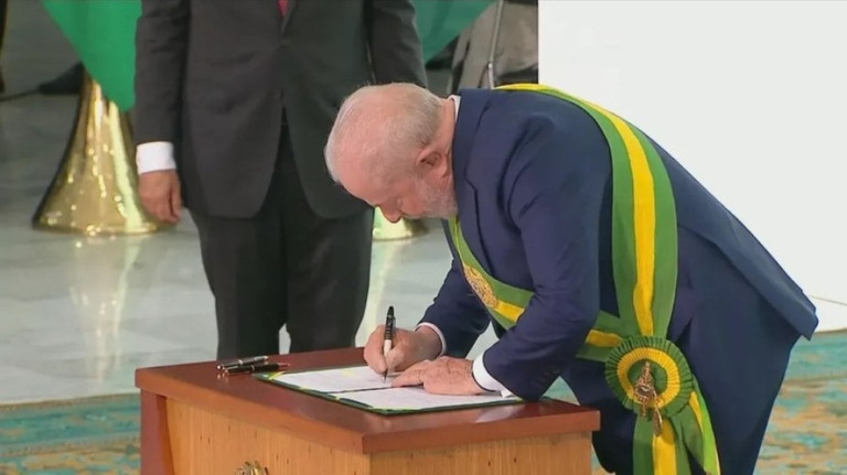 Diário Oficial da União publica primeiros decretos de Lula