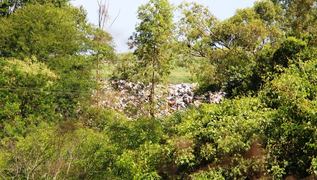 Montanha de lixo em Avencas: descaso deixa conta para contribuintes