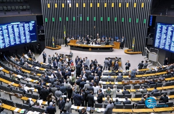 Deputados no plenário da Câmara: apostas sobre votação