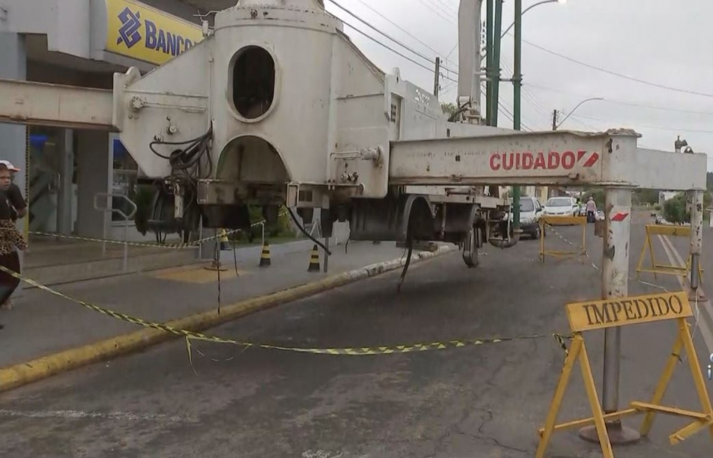 Máquina foi estacionada na porta do banco em Duartina – Reprodução TV/Tem