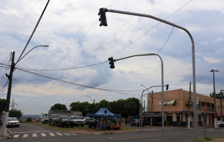 Trânsito recebe novos semáforos nas zonas sul e norte de Marília