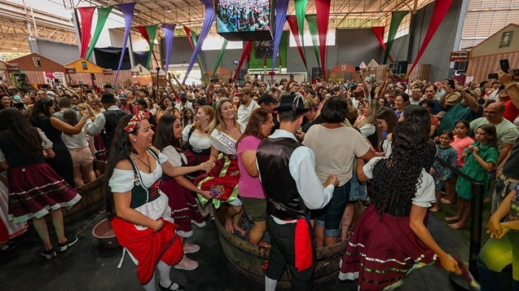 Festa da Uva de Jundiaí retorna com pisa da uva e brinde ao pôr do sol