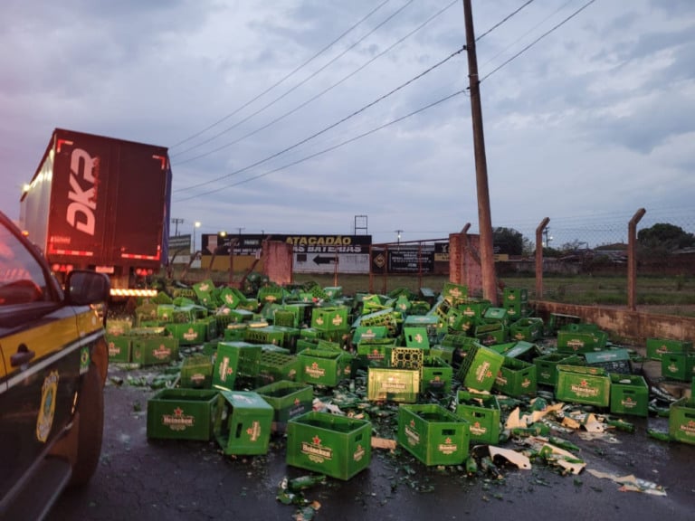 Acidente espalha carga de cerveja ao lado da BR-153 em Marília