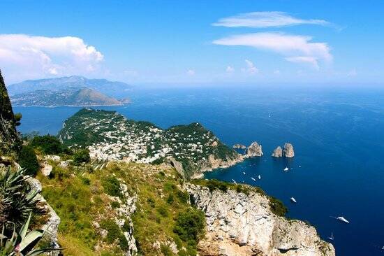 Do Monte Solaro, em Anacapri, é possível ter uma vista de toda ilha. Foto: TripAdvisor/Reprodução