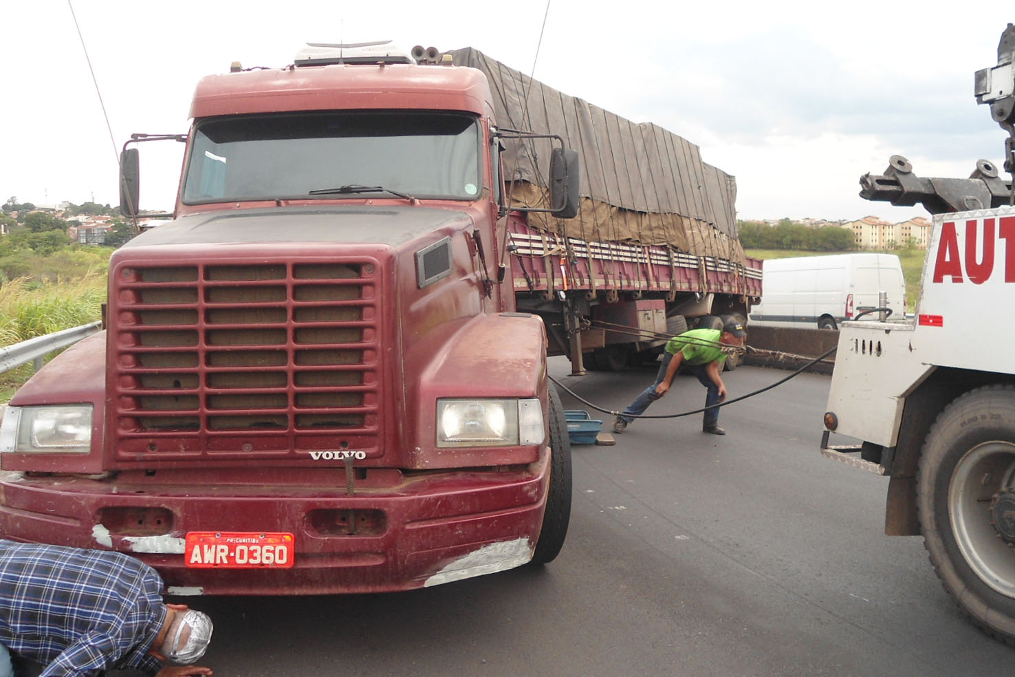 Carreta em pane fecha rodovia e cria 3km de congestionamento