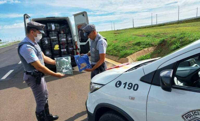 Fiscalização em rodovia de Marília apreende camisetas e bonés falsificados