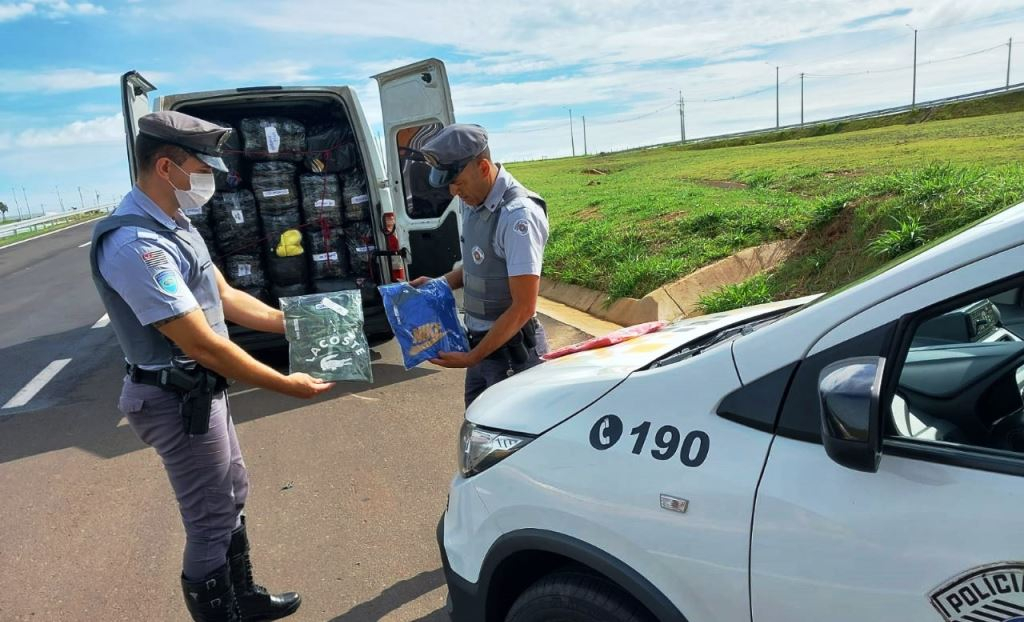 Fiscalização em rodovia de Marília apreende camisetas e bonés falsificados Fiscalização em rodovia de Marília apreende camisetas e bonés falsificados