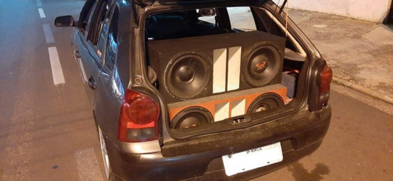PM flagra motorista embriagado e CNH vencida com som alto em Marília