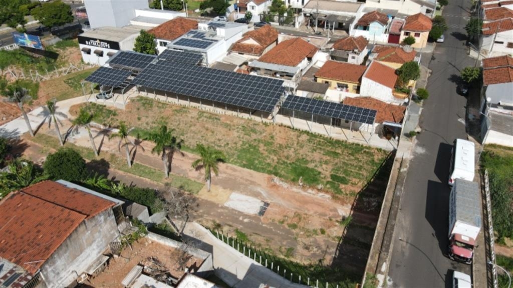 Prefeitura tenta retomar área na Via Expressa do Pombo ocupada com incentivo e 'parceria' oficiais Prefeitura tenta retomar área na Via Expressa do Pombo ocupada com incentivo e 'parceria' oficiais
