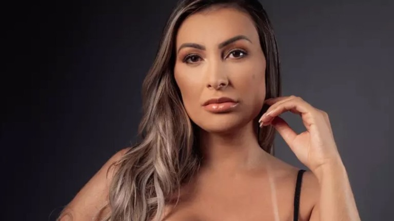 Andressa Urach causa nas redes cociais ao corbir pernas e barriga com tatoo: ‘Ousou’