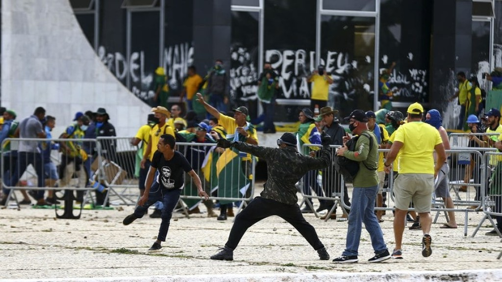 Quatro refeições, 2h de sol: veja como é a rotina dos presos golpistas