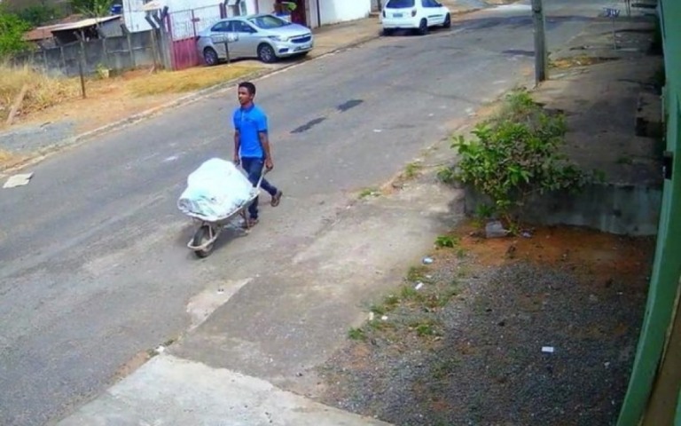 Polícia procura homem que foi flagrado carregando corpo em carrinho de mão