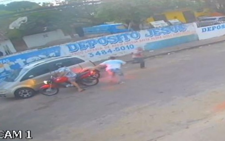 Suspeito rouba bíblia de fiel em assalto e deixa alvará de soltura cair na fuga