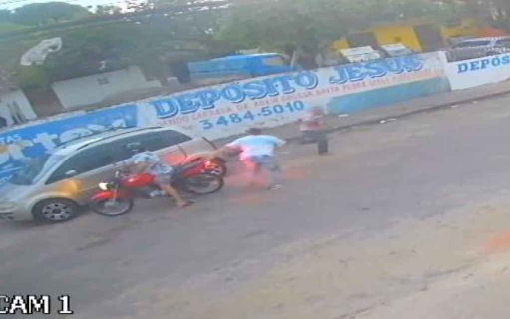 Suspeito rouba bÃblia de fiel em assalto e deixa alvará de soltura cair na fuga Suspeito rouba bÃblia de fiel em assalto e deixa alvará de soltura cair na fuga